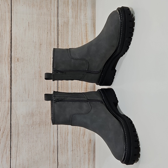 NWT Time And True Gray Lug Chelsea Boots 7 - Picture 5 of 8